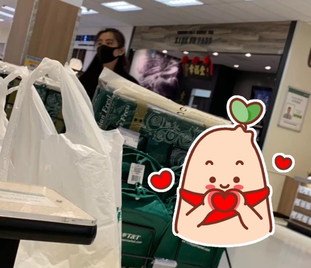 王祖贤55岁生日素颜出镜获赞,王祖贤素颜坐地铁近照曝光