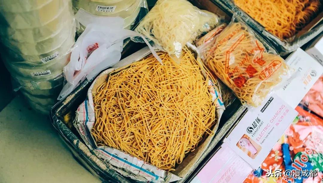 据说不来这里就白来成都，你一定没有见过这么魔幻又传奇的荷花池