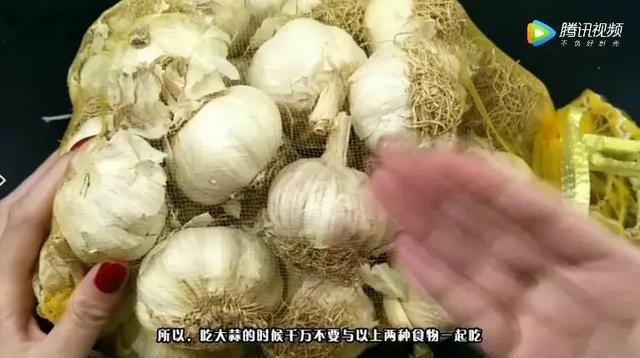 一家三口全住院大蒜千万别这么吃,一家三口吃大蒜丧命是真的吗