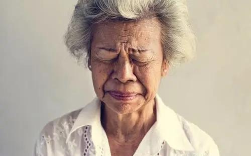 颤抖的手让人心酸,经历的辛酸只有自己懂