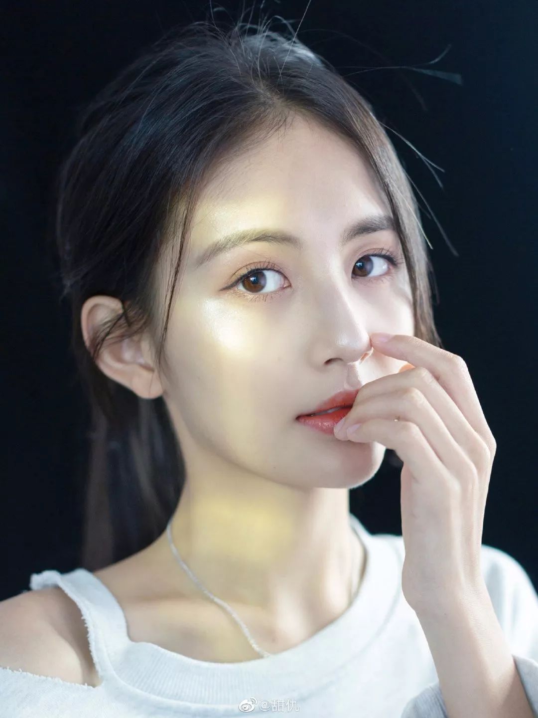 女生背假包被闺蜜发现,美女背假包被揭穿哪一集