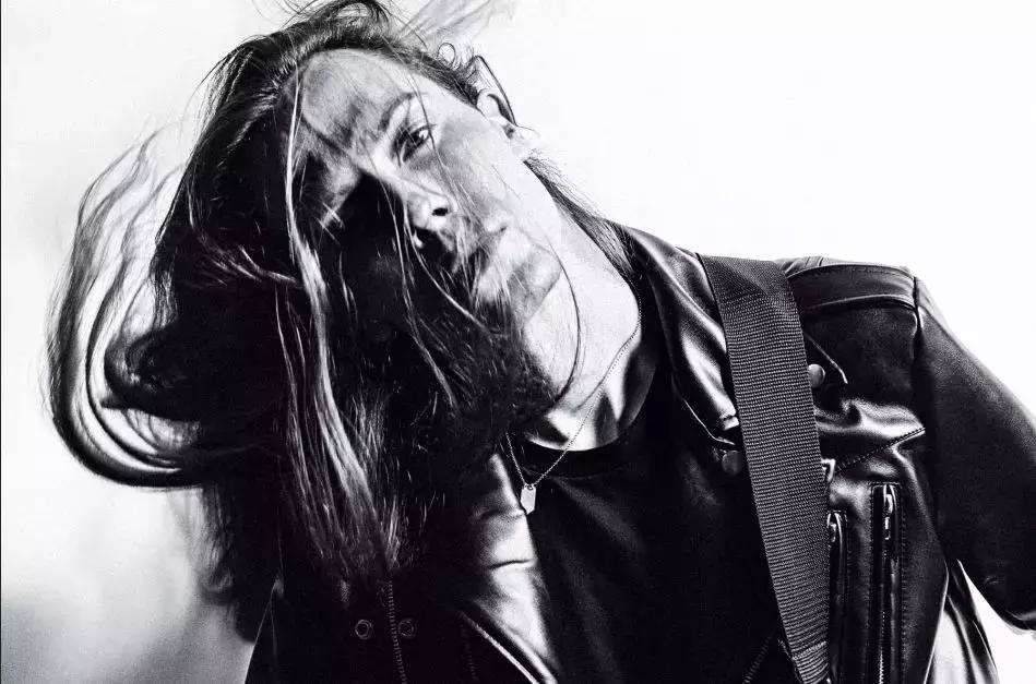 金属惊天*局骗**:生于坟墓的摇滚*子骗**