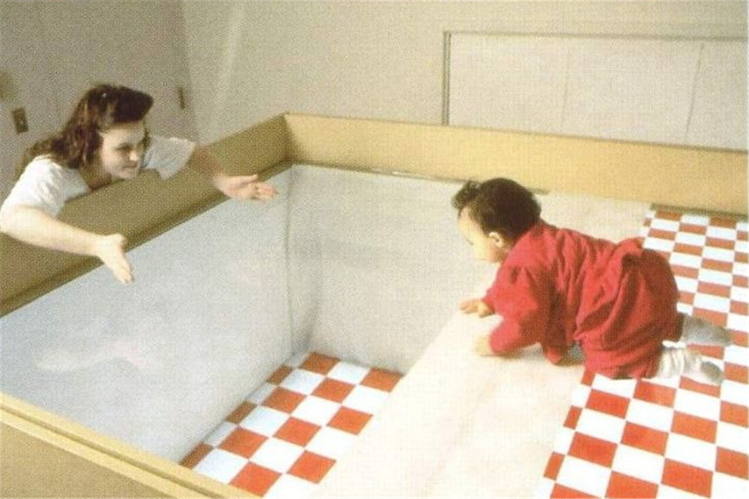 婴儿下楼梯总感觉害怕,孩子胆小不敢下楼梯怎么办