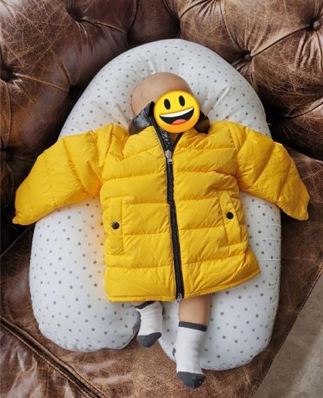 蔡少芬吃雪糕,蔡少芬坐路边吃东西