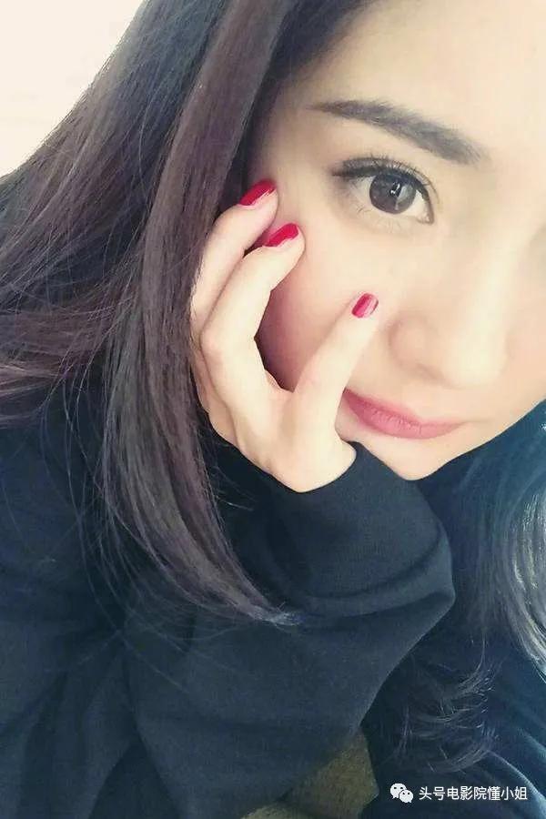 明星手机壳泄密:那英骂人名言火了,杨幂买9.9元便宜货,悲剧了