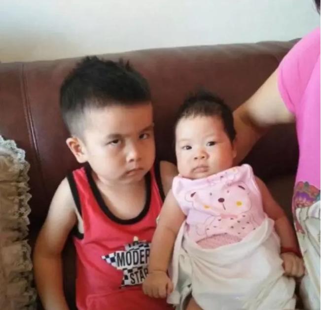 哥哥的生日礼物是个妹妹，男孩嫌弃的眼神至今难忘，令人唏嘘