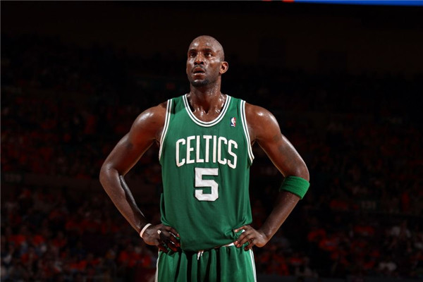 郭艾伦在篮球场上打什么位置,篮球各个球员位置序号