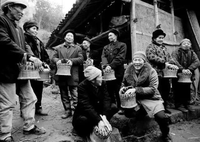 天冷了有什么取暖神器,数九寒冬屋内火炉取暖