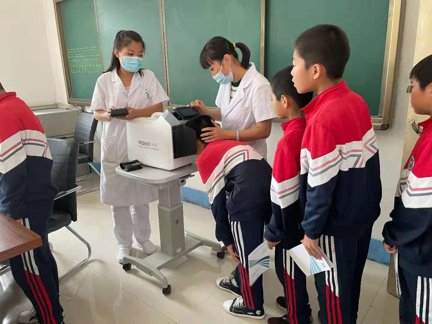 悦目眼科关爱青少年视力——走进新开博深希望小学