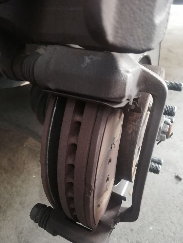 轮胎轮毂发烫是什么问题,汽车行驶轮毂发烫是刹车太紧吗