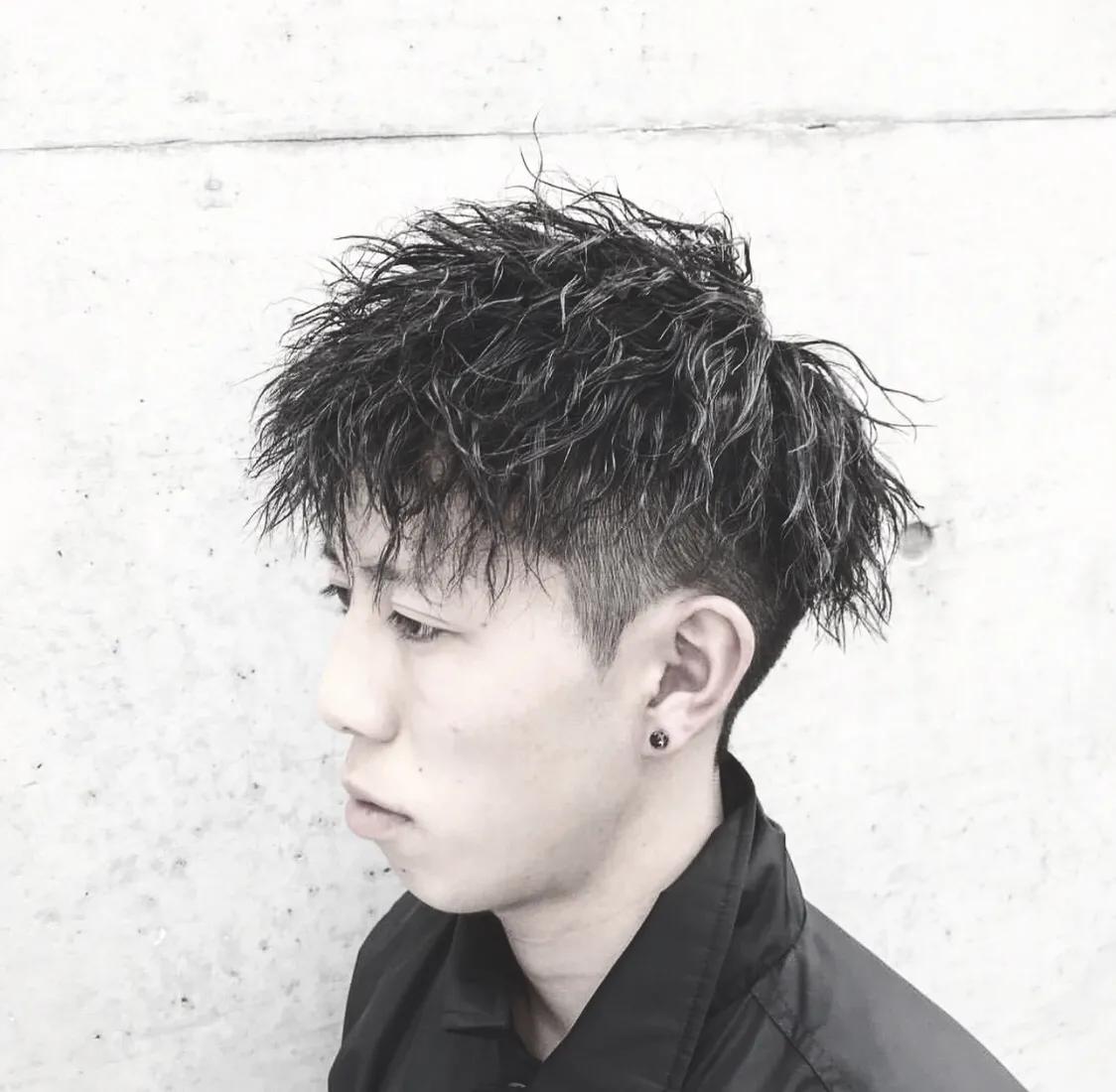 一张渣男锡纸烫的发型,类似渣男锡纸烫的发型