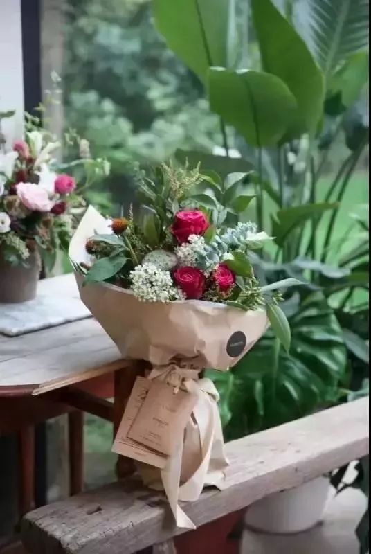 这家破厂房改造的花店,这是北京最美的小花店,明星都来拍照