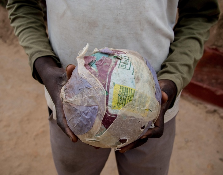 看着这些非洲小孩的自制玩具，你会觉得快乐其实很简单