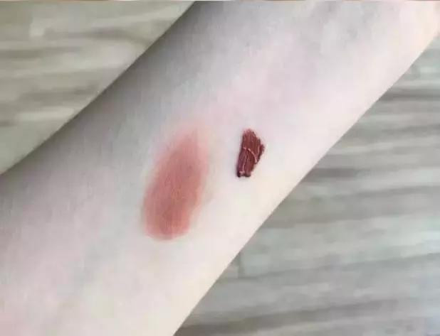 还在靠大红唇来提升气场？想做女王，裸色唇膏一样能做到