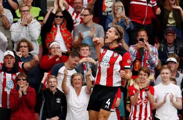 英超第4轮综述积分榜:红军蓝月再度发威红魔蓝军痛失好局