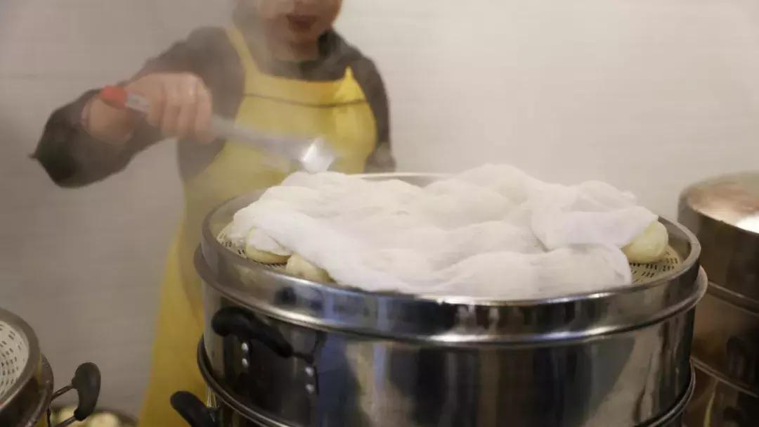 “老板儿，来十个包子，肉的哈~”都江堰人的早晨从这口油滋滋开始，这8家包子店，你最钟意哪家？