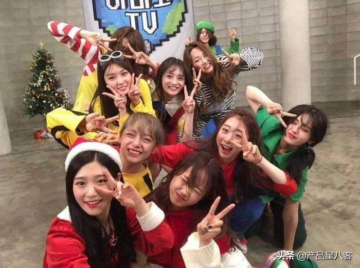 姐姐太贴心了！金请夏送伴舞队员LV包当圣诞礼物，羡慕吗？