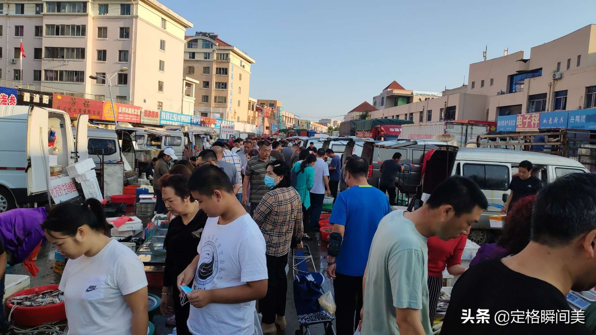6块钱一斤，青岛开海第一波海货进市区，街头人挤人生意真红火