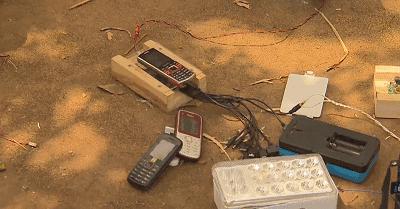 在非洲，不仅用泥巴给手机充电，还把自己改造成充电宝和天线