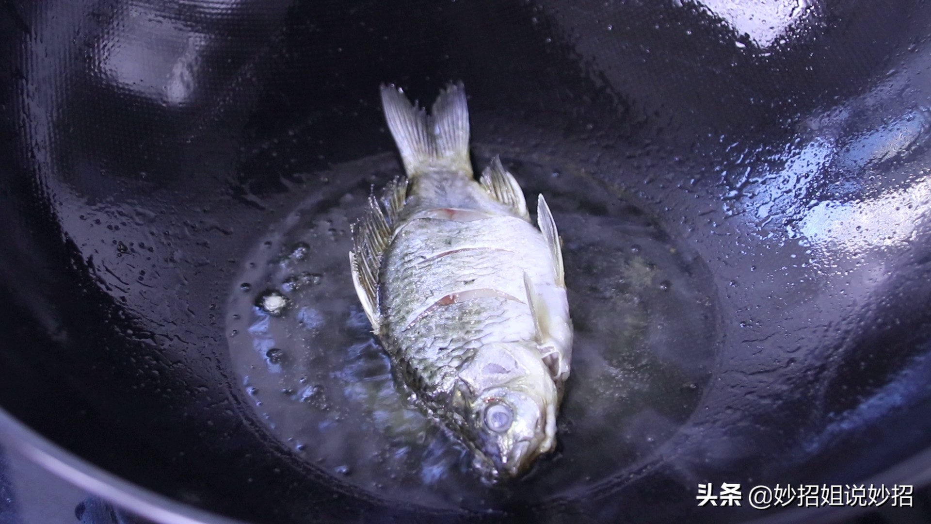 煎鱼煎不粘锅小秘诀,热油煎鱼还是冷油煎鱼不粘锅
