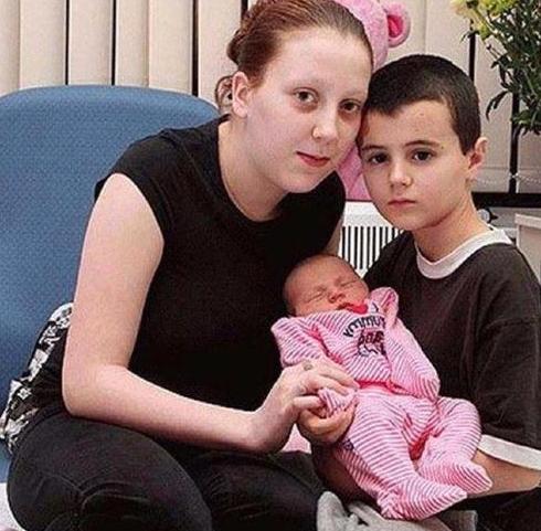 13岁喜当爹的英国男孩现状,13岁当爹的英国少年近况