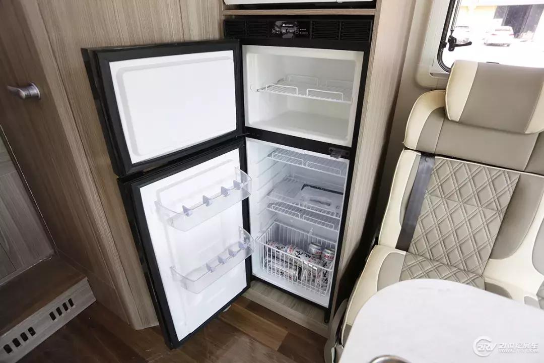 飞翔小额头自动挡房车,小额头依维柯房车c型房车