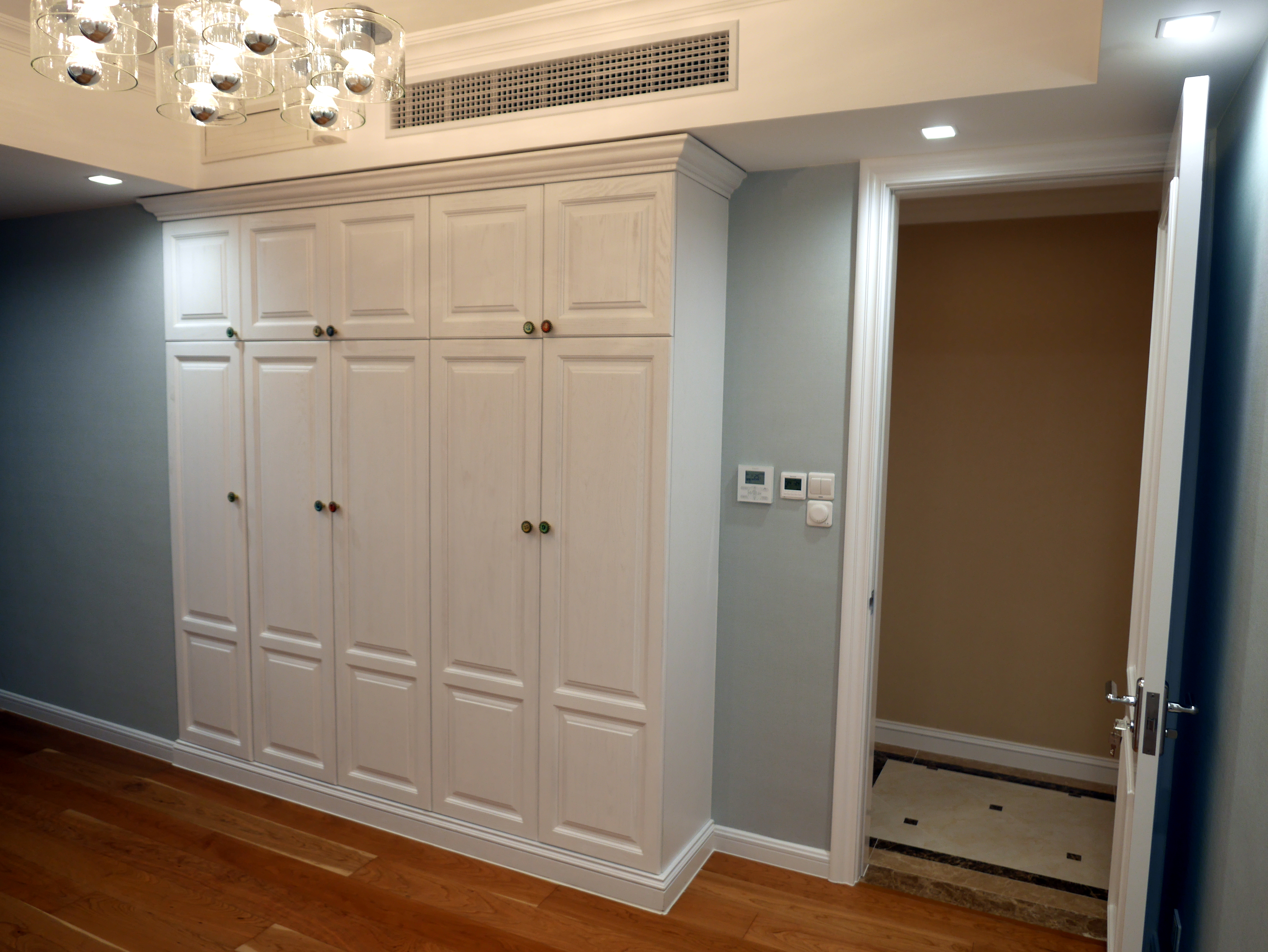 省钱又实用简易衣柜,铝框架衣柜柜门省钱