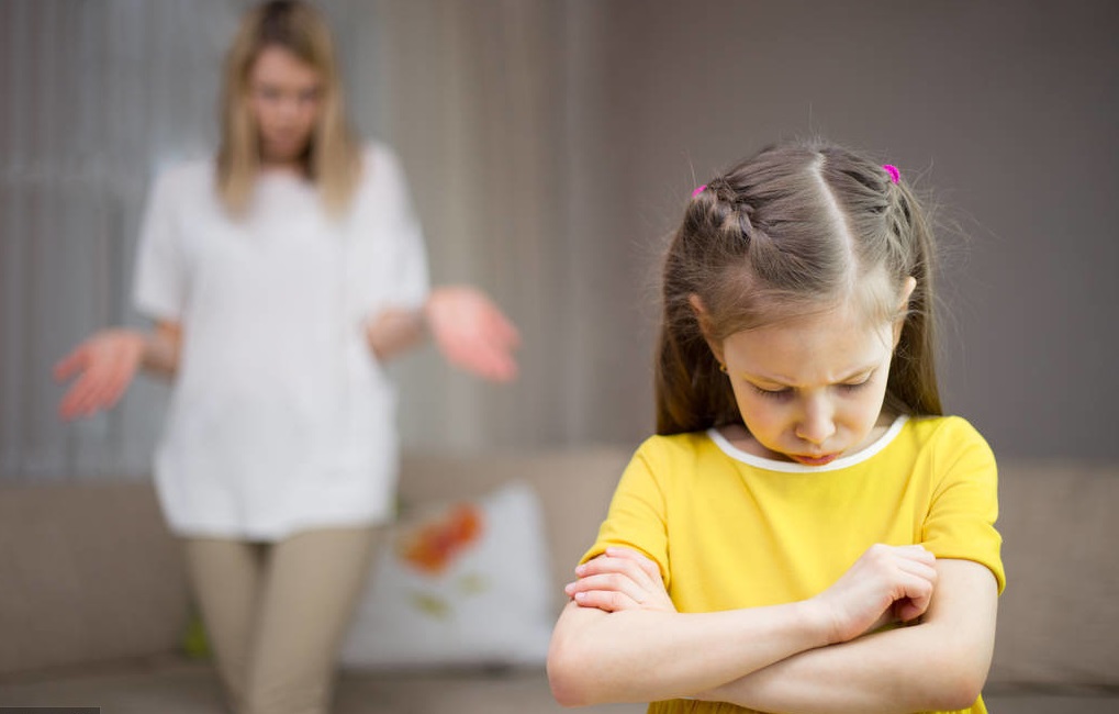 为买辅导书被亲妈掐得全身青紫，孩子哀求：我不买了，别打了