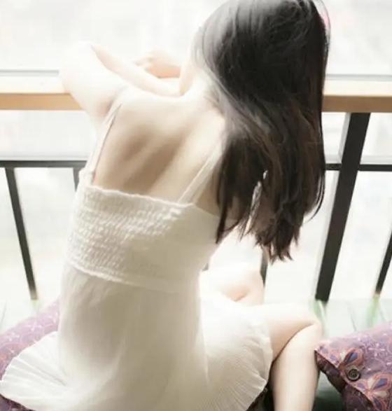 后背有痘痘和小米粒一样,后背痘痘总是留下黑印