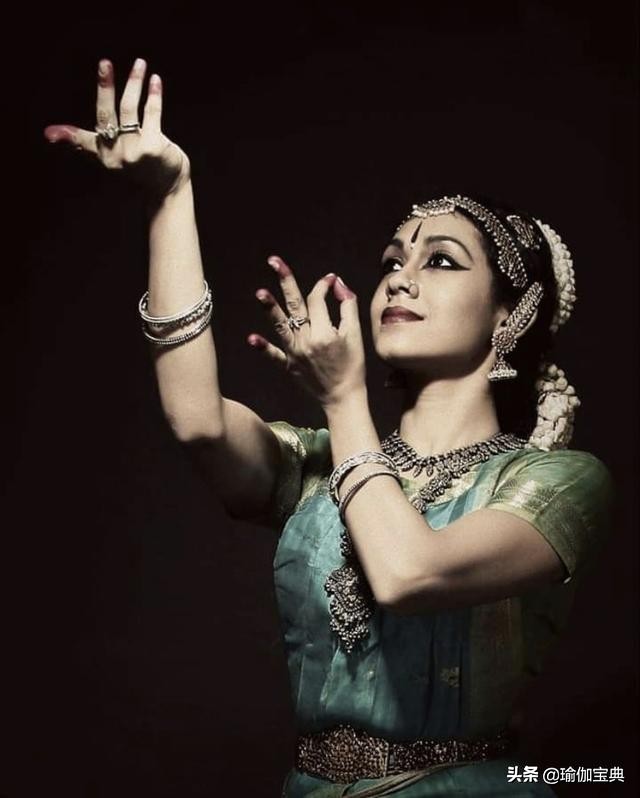 缓解疫情的瑜伽动作,疫情期间的瑜伽体式