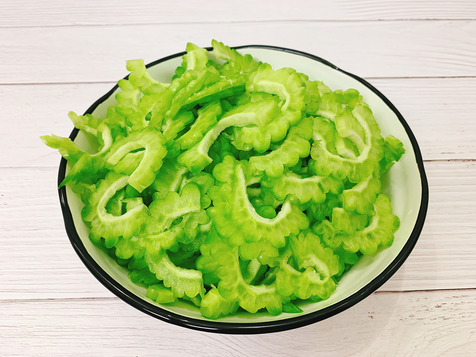 苦瓜炒之前一定要焯水吗,炒苦瓜要不要去籽