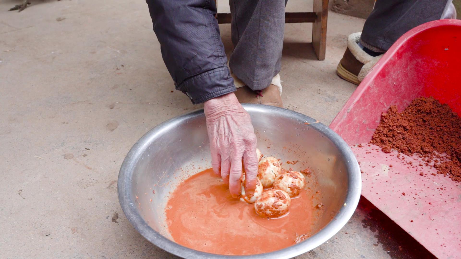 怎么腌制流油的咸鸭蛋窍门,不流油的咸鸭蛋腌制方法
