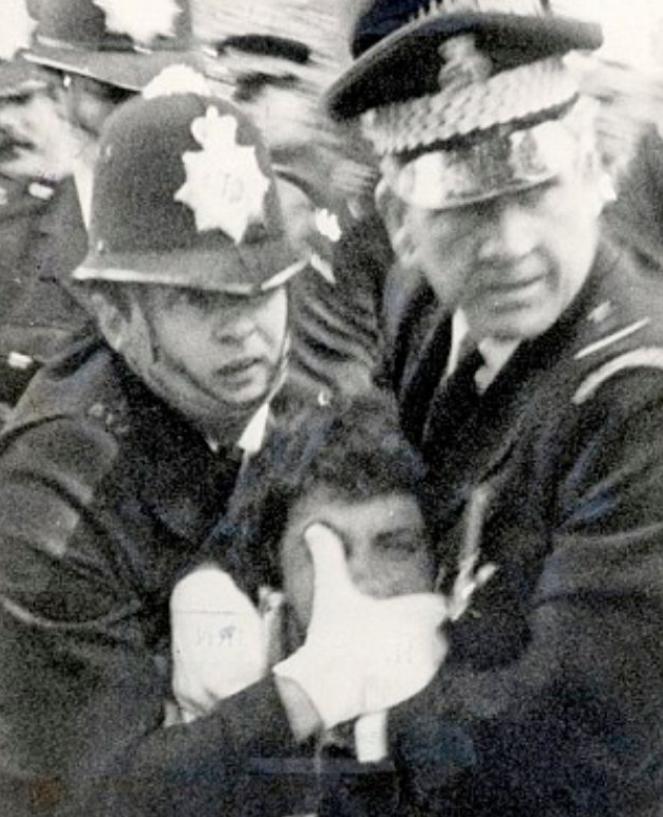 英国女王年轻时上过战场,英国女王差点中枪