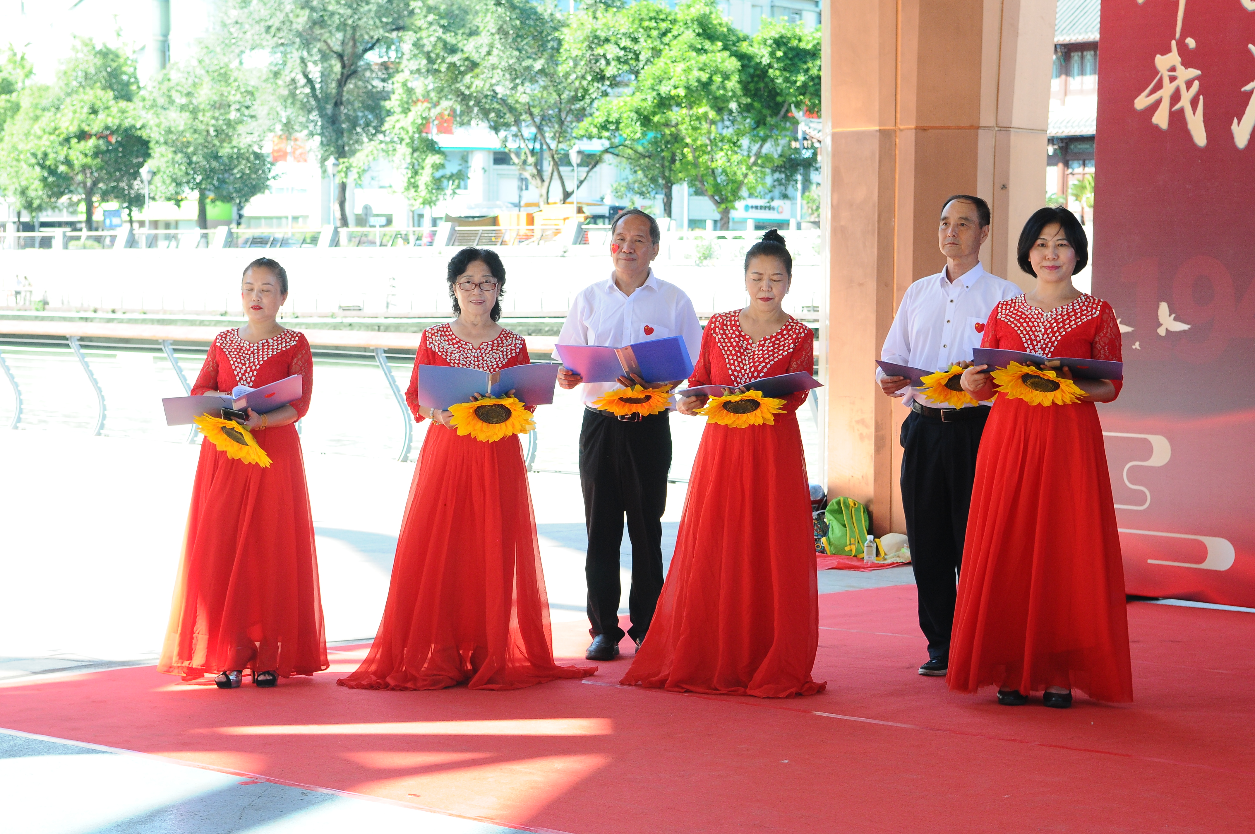 新生路社区：载歌载舞共贺祖国生日