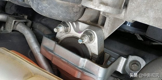 刹车时脚刹踏板抖动怎么解决,静止时刹车脚踏板抖动是怎么回事