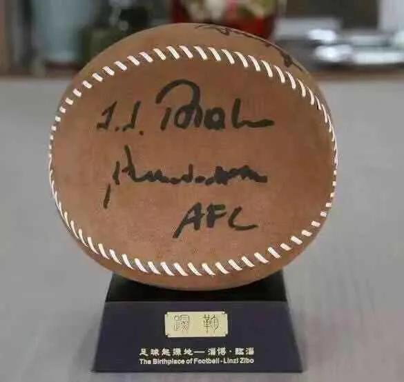 足球这个热血沸腾的运动,激烈的足球运动让人热血沸腾