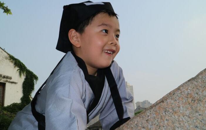 上联:“除夕月无光,点数盏灯,为乾坤增色”,书童的下联绝了