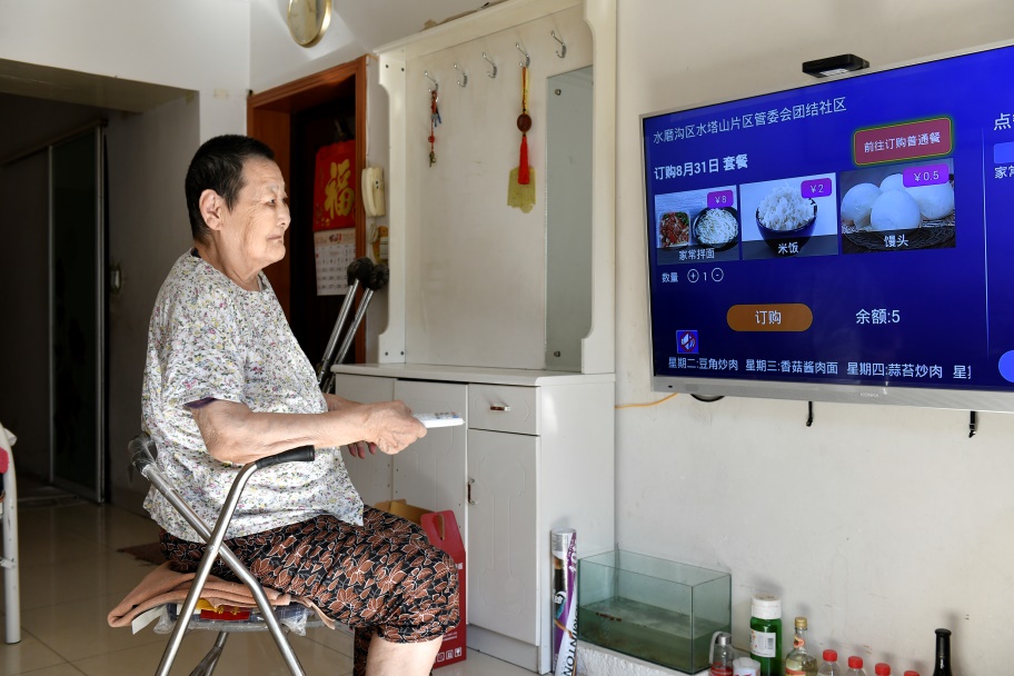 老人享受智慧新生活很难？网友：这届老baby不要太6！