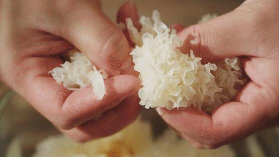 春节，宅在家里吃什么？教你做碗桃胶银耳羹，简单营养还美味