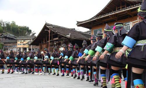 苗族姑娘戴手镯的规矩,苗族女生会戴许多首饰吗