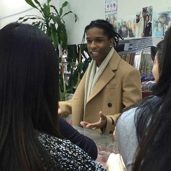 广东大妈开挂人生：靠金链称霸美国嘻哈圈，还被碧昂丝叫妈妈