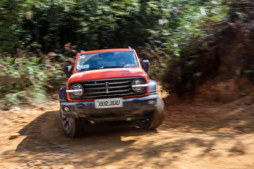 24款坦克300穿越版加速测试,坦克300和陆巡公路试驾对比