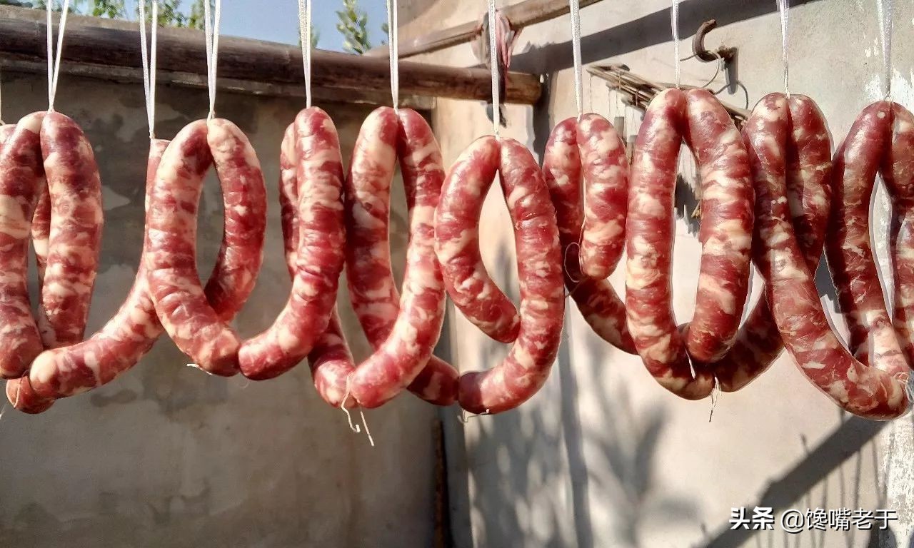 灌香肠时，记住这个加盐比例！灌出来的香肠鲜香好吃，还不发霉