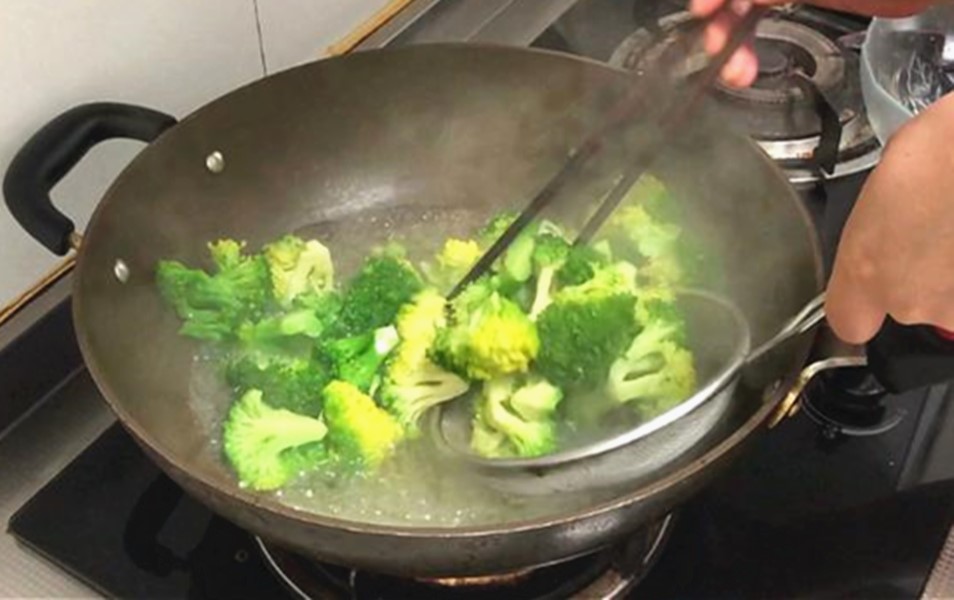 西兰花里有好多虫和虫卵还能吃吗,西兰花直接用清水洗就错了