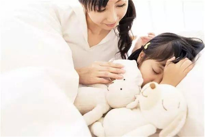 熟睡婴儿被大声吓醒会有什么影响,熟睡中小孩被打醒