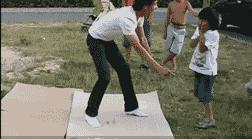 搞笑gif趣图兄弟们来跟我一起摇摆,大哥搞笑动图gif