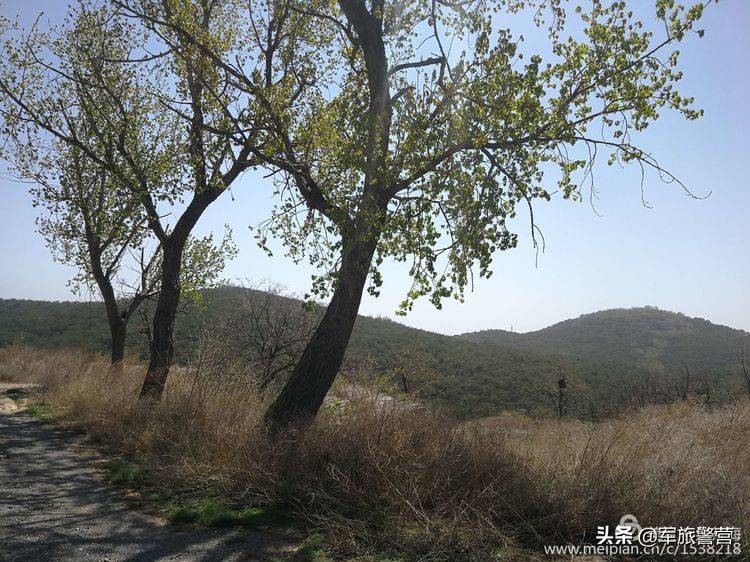 时隔多年老连长带老兵回归军营,三位老战友回忆当年军旅