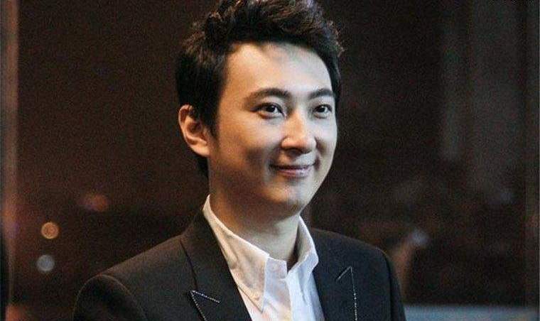 王思聪吃口香糖颁奖抖音,王思聪领奖吃口香糖开开心心