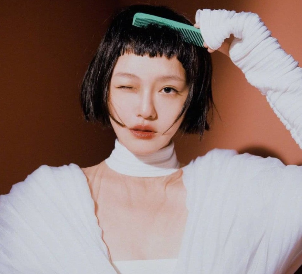 圆脸女生一定要尝试一下这款发型,圆脸女生适合的发型减龄中长发