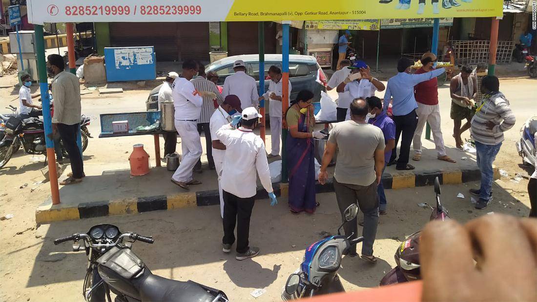 回一趟家要暴走2000公里。这群人的脚下,每寸土地都是辛酸